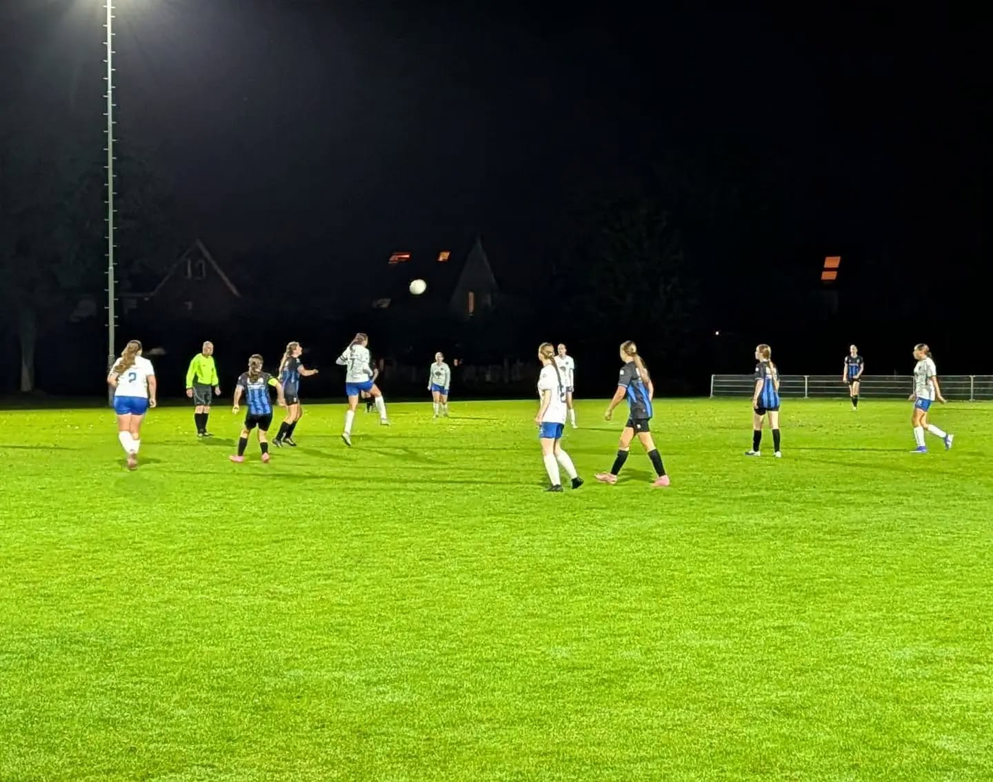 MO20 wint doelpuntrijk duel en blijft koploper!